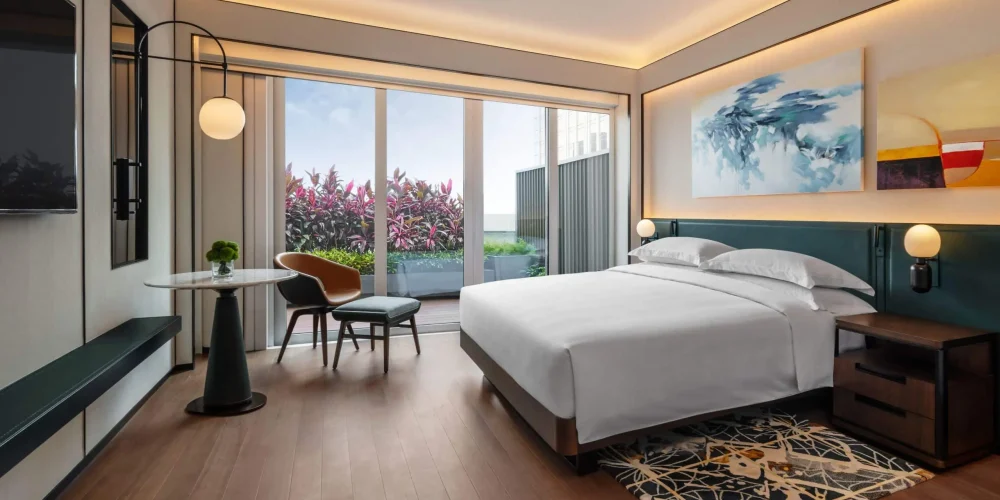 MACAZ-P0021-One-King-Bed-With-Balcony